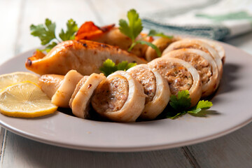 Piatto di deliziosi calamari ripieni 