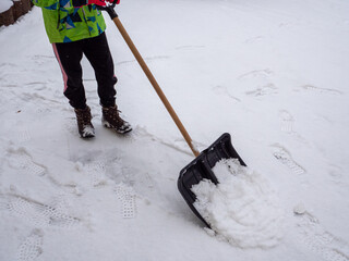 Winterdienst mit einer Schneeschippe