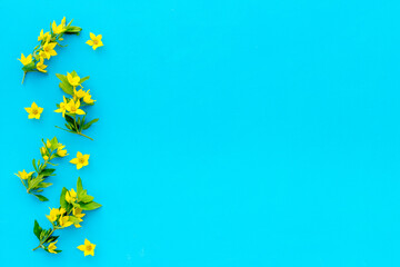 Obraz premium Floral background of yellow flowers with leaves, overhead view