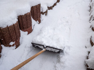 Gehweg wird von Schnee freigeräumt