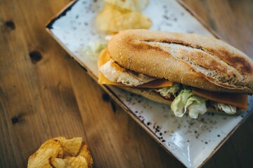 Bocadillo de pollo con patatas fritas. Plato menú de sandwich. 