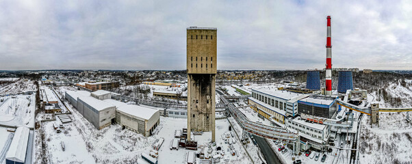 stara wieża szybowa z nieistniejącej kopalni węgla w Jastrzębiu Zdroju na Śląsku, zimą z lotu ptaka - obrazy, fototapety, plakaty