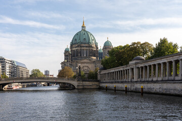 Fototapeta na wymiar Berlin Bundestag Bode Museum Museumsinsel Berliner Dom Schiffbauerdam Spree Deutschland