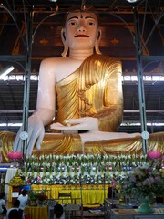ミャンマーのコータッジーパゴダの仏像