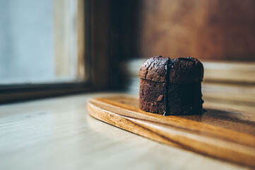 Coulant de chocolate negro. Magdalena rellena de chocolate líquido. Bizcocho.