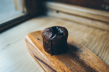 Coulant de chocolate negro. Magdalena rellena de chocolate líquido. Bizcocho.
