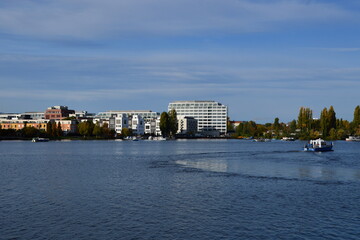 Panorama am Fluss Spree im Herbst, Halbinsel Stralau, Berlin