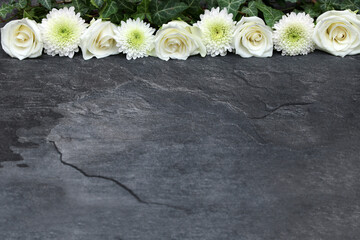Rosen mit Chrysanthemen auf dunklem Hintergrund