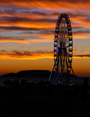 coucher de soleil avec vue sur une grande roue
