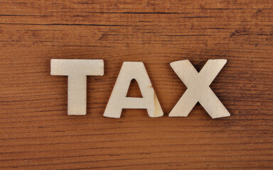 Begriff aus Holzbuchstaben auf altem dunklem Holz