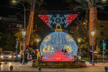 Ciudad en navidad alumbrada con decoración navideña en Badajoz