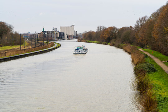 Different views from the canal roeselare-leie arround izegem , from nature, till architecture combined with boat