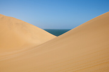 Dune di sabbia con il mare in Namibia - 405808730