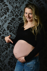 frau mit babybauch schwanger werdende mutter