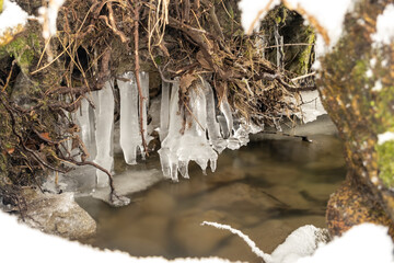Bach im Winter, Schnee und Wasser, Eiszapfen