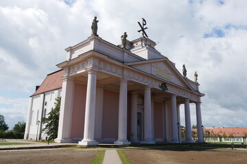 Fototapeta na wymiar Klassizistische Stadtkirche Ludwigslust in Mecklenburg-Vorpommern