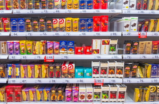 Russia, Samara, May 2019: A Large Selection Of Chocolate On The Supermarket Shelves. Text In Russian: Discount