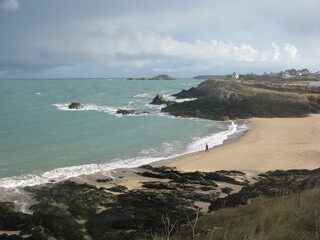 Joggeur sur une plage bretonne en hiver vers Saint-Malo 4