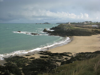 Joggeur sur une plage bretonne en hiver vers Saint-Malo 3