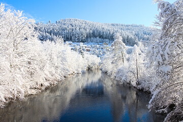 Fluss mit Spiegelung im Wasser im Winter
