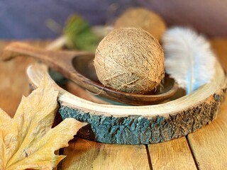  orzechy kokosowe na drewnianych tacach i na stole drewnianym dębowym