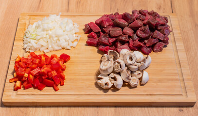 Rindfleisch Gulasch mit Zwiebeln, Paprika und Champignons frisch zubereitet 