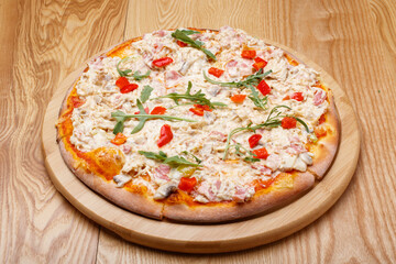 pizza with chicken breast and arugula