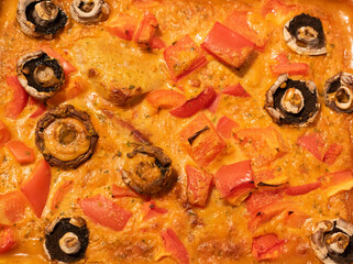 Schweineschnitzel in Tomatensoße und dazu Paprika und Champignons  