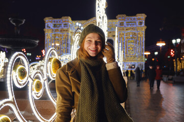 Fototapeta na wymiar young beautiful happy smiling woman posing on the street.