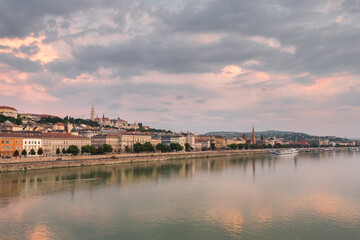 Obraz premium Landscape of the Buda side of Budapest at sunrise