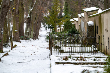 Schneebedeckter historischer Friedhof Weimar mit Fürstengruft und russisch-orthodoxer Kapelle