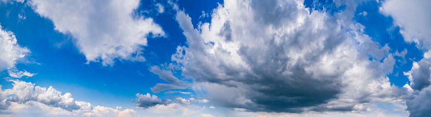 Obraz premium White clouds in blue summer sky panoramic background