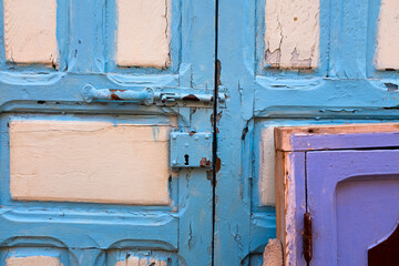 Puertas de madera antiguas de varios colores