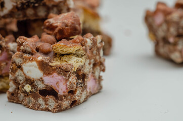 A marvelous mix of sultanas, marshmallows, biscuit pieces, crispy rice and glacé cherries covered in milk chocolate