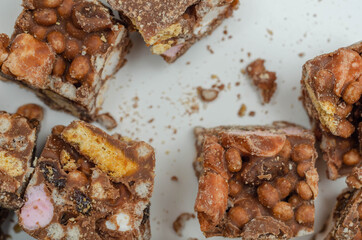 A marvelous mix of sultanas, marshmallows, biscuit pieces, crispy rice and glacé cherries covered in milk chocolate