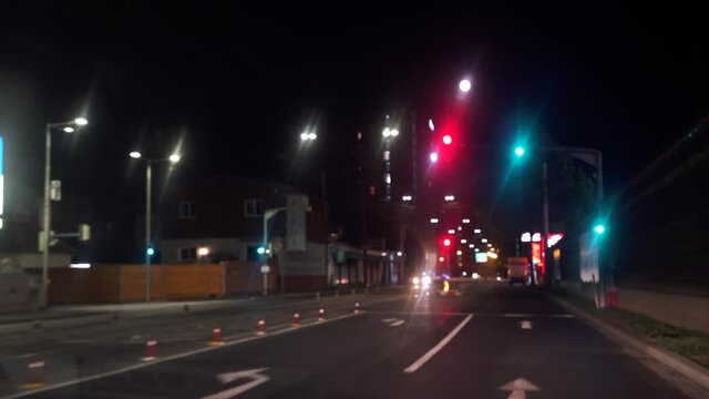 Stra&szlig;enverkehr bei Nacht