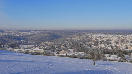 Panoramablick auf Calw im Winter