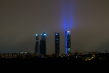 skyline de Madrid al atardecer  con niebla