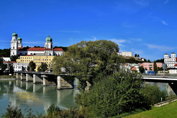 Fototapeta na wymiar Marienbrücke über die Donau in Passau mit Blick auf den Stefansdom und am rechten Bildrand die St. Michaelskirche