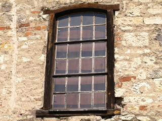 Okno w starym murowanym budynku