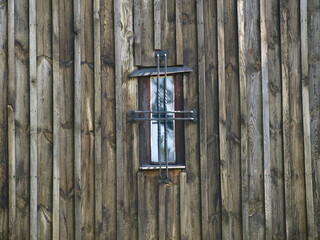 Małe okienko w drewnianej ścianie starego budynku