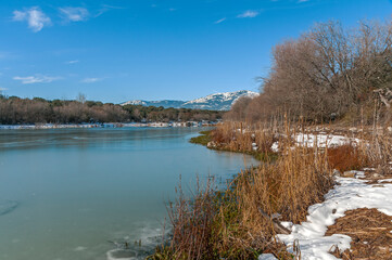 Los Arroyos Reservoir, El Escorial, Madrid. View of this frozen and snowy reservoir after the storm Filomena.