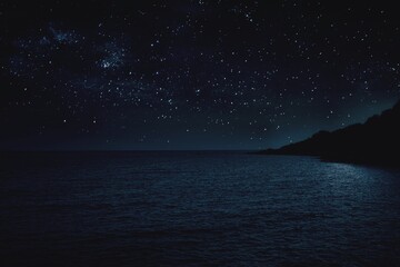 Vue panoramique sur mer contre le ciel de nuit