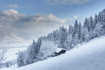 Berghütte im verschneiten Zillertal mit Blick ins Tal