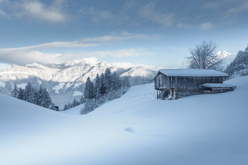 Skihütte an einer Tiefschneepiste im Zillertal in Tirol