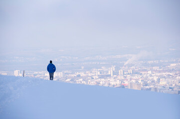 Einsamer Wanderer im Winter auf dem Schönberg mit Blick auf Freiburg