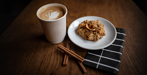 Leckerer Flat White Coffee & veganer Apfel Zimt Cookie