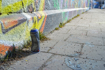 Spraydose auf dem Boden vor Graffitti Wand in München