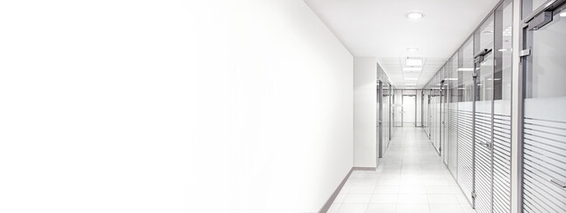 Empty office corridor with glass walls - obrazy, fototapety, plakaty