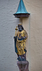 Obraz premium Heiligenfigur an der Wand